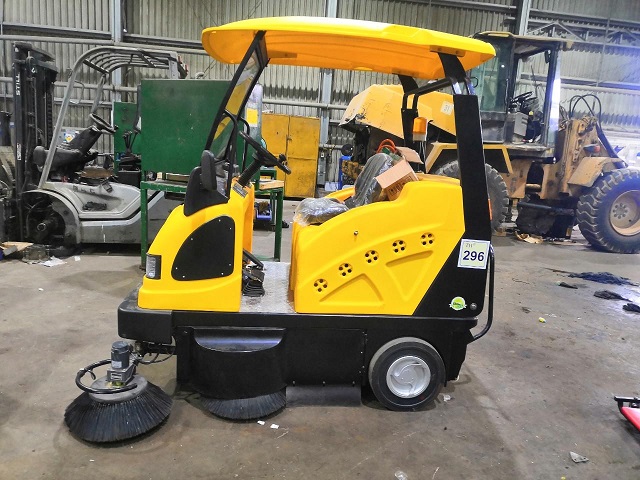 Xe quét nhà xưởng có mái che