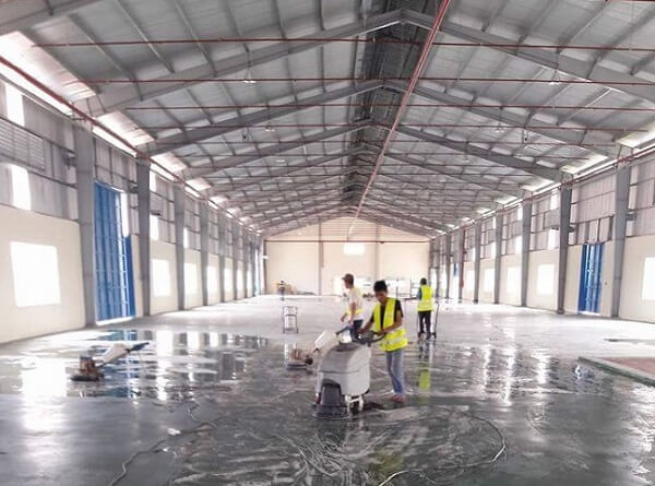 Vệ sinh sàn nhà xưởng bằng thiết bị máy chà sàn chuyên dụng
