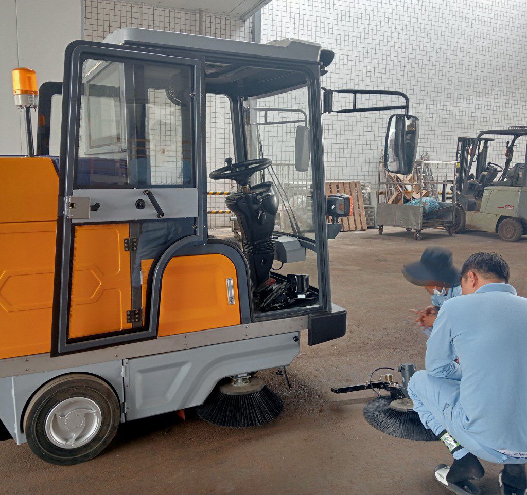 Bảo dưỡng xe quét hút bụi nhà xưởng