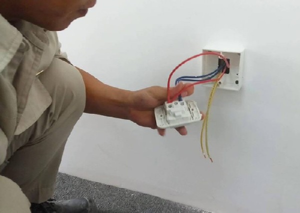 Kiểm tra phích cắm điện máy chà sàn